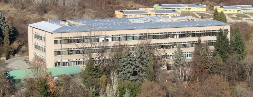 Институтот за хемија на ПМФ оставен без основни услови за работа, но и без наставен кадар