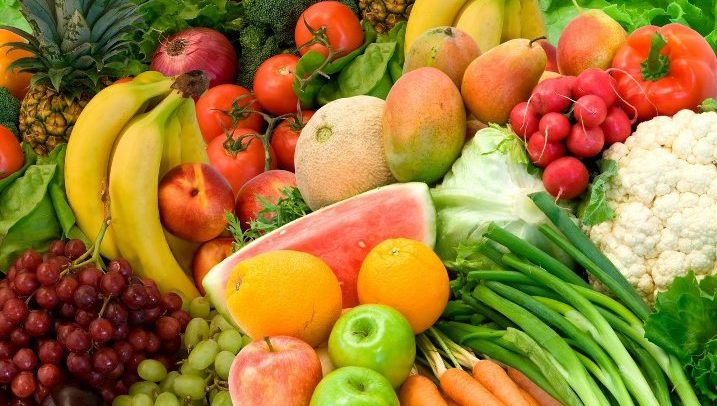 Светски виролог предупреди дека овошјето и зеленчукот мора да се мијат со вода и сапун