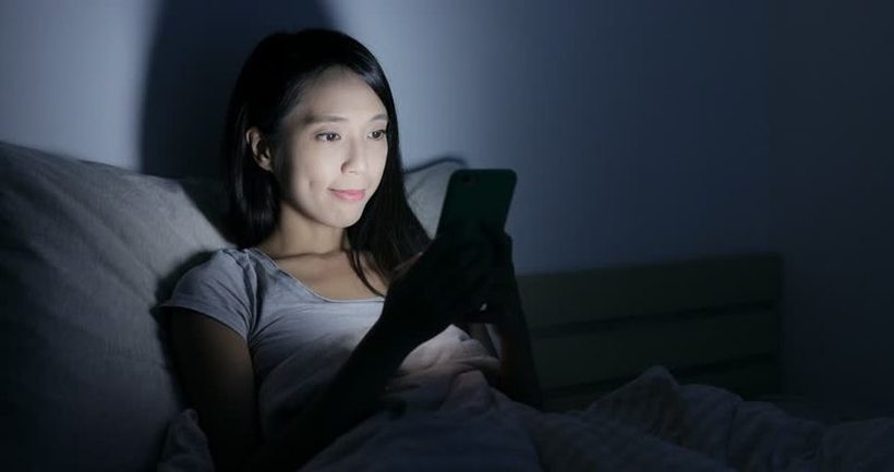 Гледањето во телефон во текот на ноќта влијае на здравјето