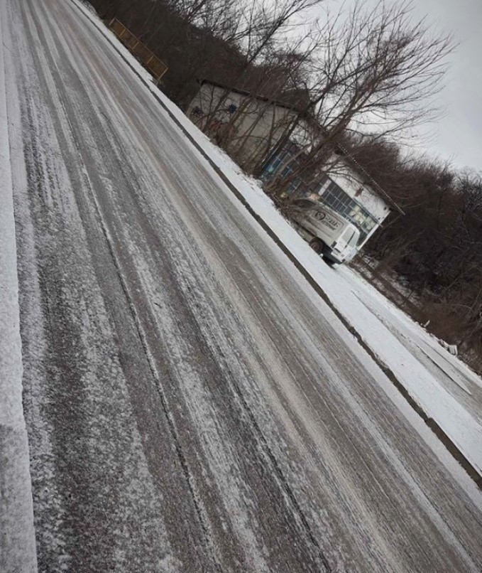 „Емулзионата“ течност од Општина Карпош ги остави замрзнати улиците во Жданец и Трнодол (ФОТО)