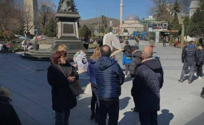 Герила-акција во Битола: И воздухот е подлегнат под корупција! (ФОТО)