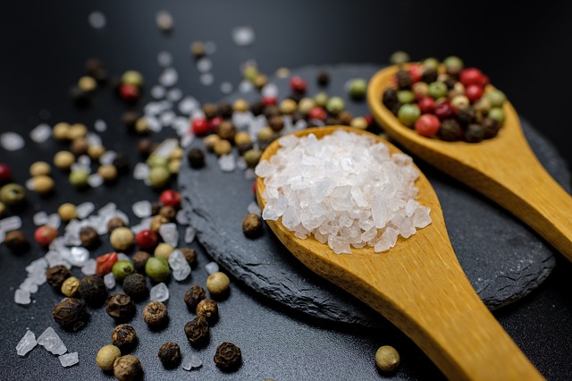 Шеќер или сол, што е поштетно за здравјето?