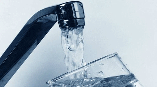 Знаеме дека е многу важно да пиеме вода, но внимавајте да не претерате – ова се последиците