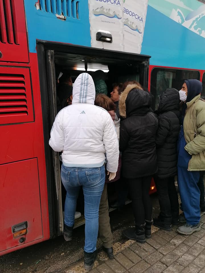 Дебакл на мерките на Спасовски и Шилегов: Редуцираните автобуси во Скопје утрово станаа фактор на ризик (ФОТО)