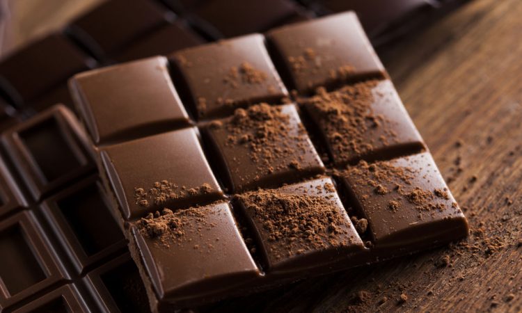 Поткрепено со цврсти докази : Чоколaдoто ја ублажyвa kaшлицата
