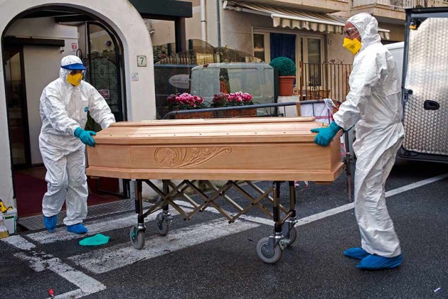 Бројот на мртви во Италија расте, војската ги вади ковчезите со камиони