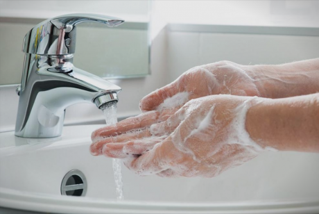 Средствата за дезинфекција помагаат, но не се замена за сапун и вода