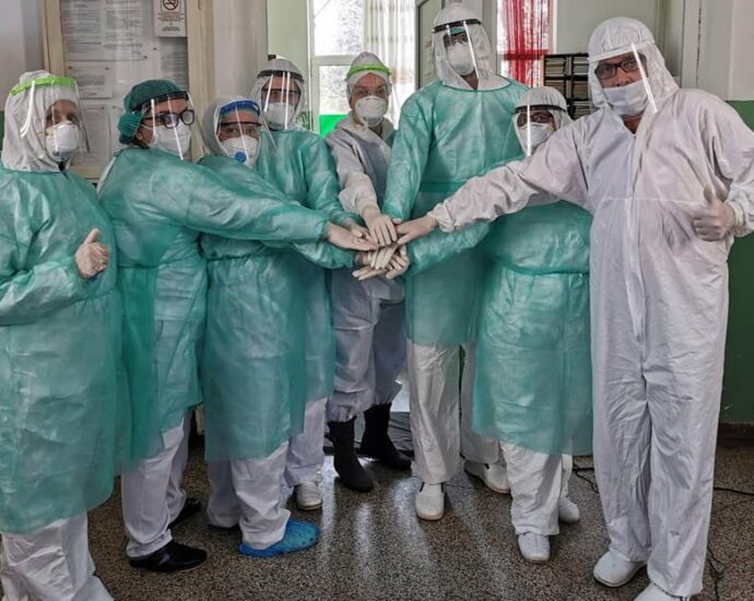 Група од 12 кумановци досега направија 1.000 визири за здравствените работници (ФОТО)