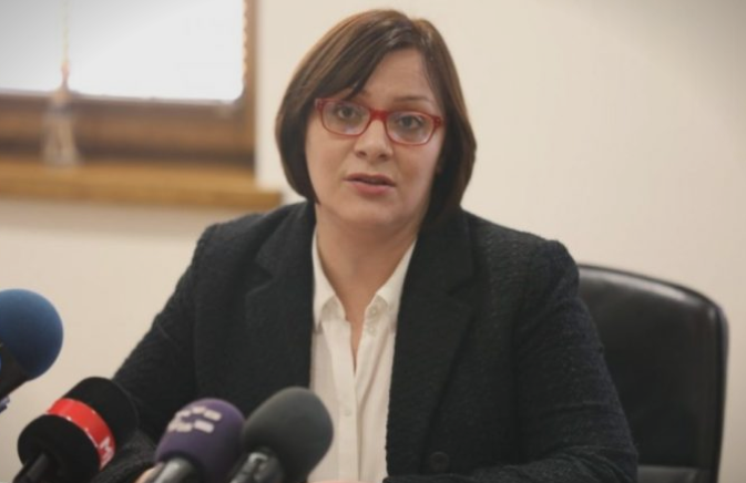 Димитриеска-Кочоска: Лицемерно е да се каже “очекувам солидарност од администрацијата”, а во исто време државата да троши немилосрдно