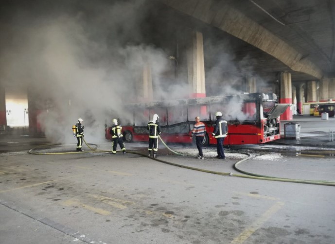 ФОТО: Автобус изгоре на стојалиштето под Железничка станица