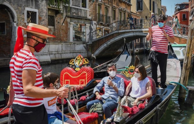 ФОТО: Туристите се враќаат во Италија