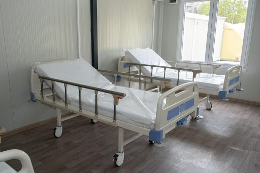 За 24 часа во ковид центрите низ Македонија има 10 нови приеми, а 90 се наоѓаат на лекување