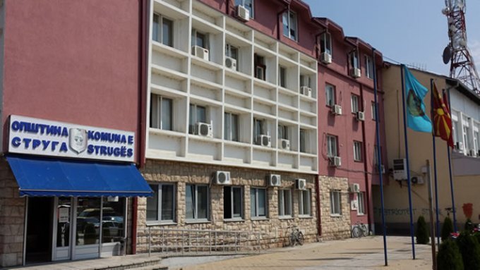 Поради вработен позитивен на Ковид 19 Општина Струга времено се затвора, Општина Охрид ги дезинфицира просториите
