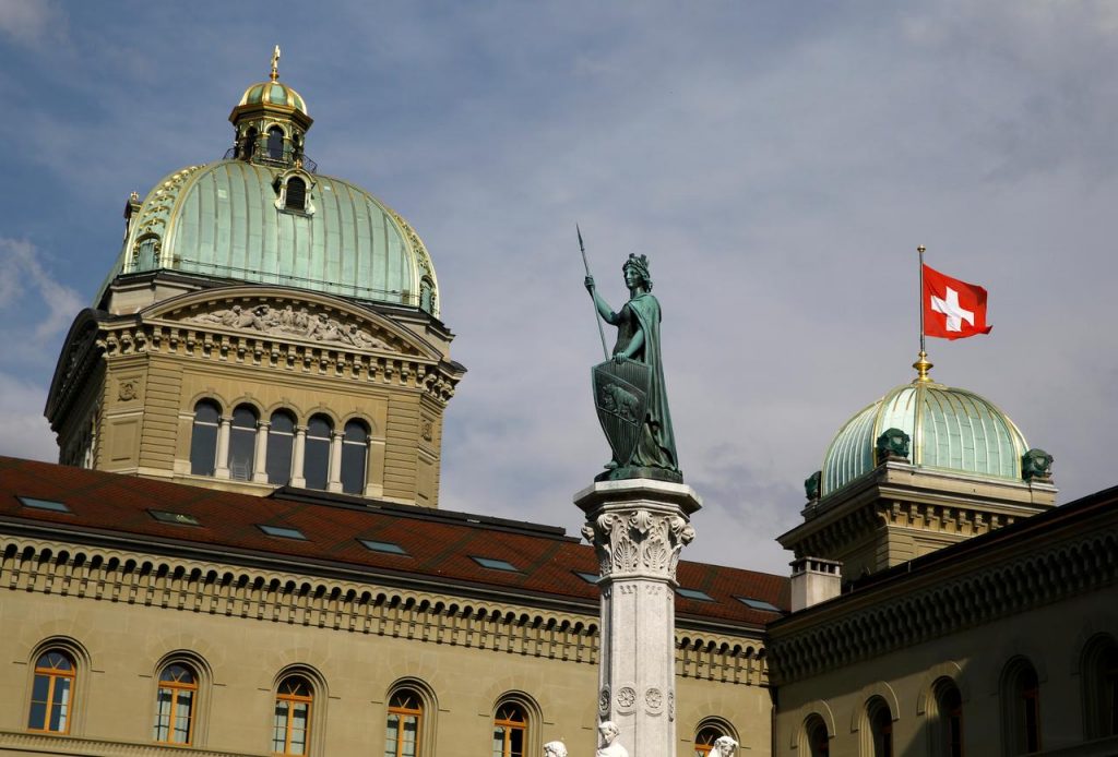 Швајцарија од понеделник ќе воведе построги мерки против ковид-19