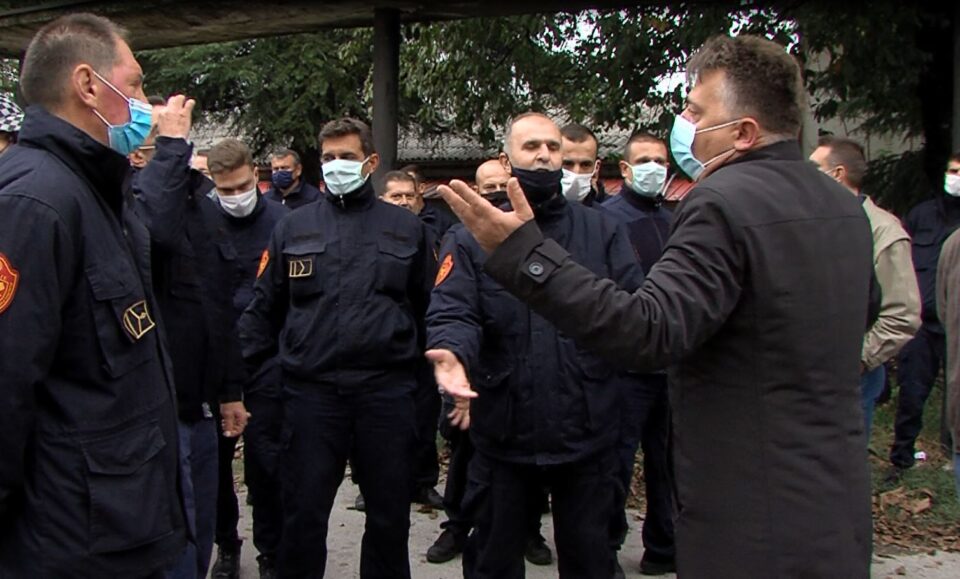 Шилегов се скара со скопските пожарникари, им порача дека ако си заминат ќе најдат други