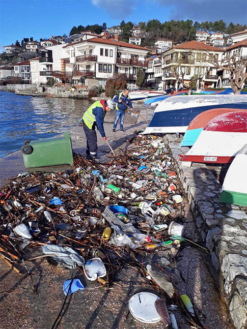 Охридското езеро како канта за ѓубре, се фрлаат лименки, кондури, но и кади и фрижидери
