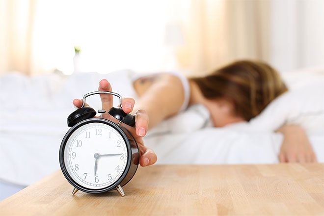 За поздрав начин на живот практикувајте истовремено легнување порано и порано будење