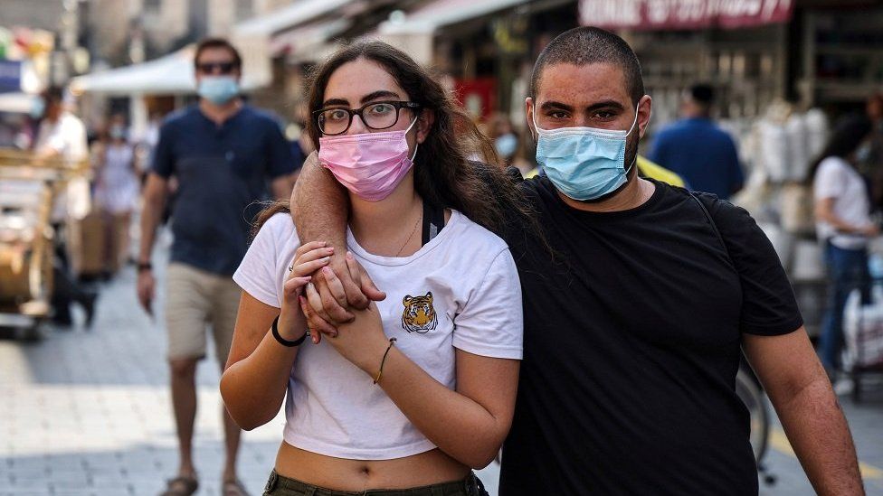 Задолжителното носење на маски во затворен простор го укина и Израел