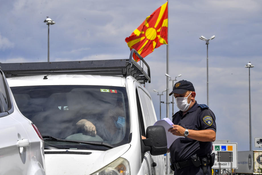 Филипче најави можни мерки на границите при влез во Македонија поради делта сојот
