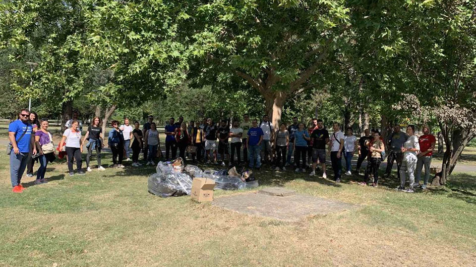 Вработените од Џонсон Мети чистеа јавни површини во Скопје, Велес и Куманово