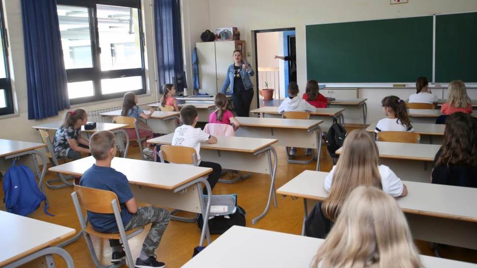 Кризниот штаб во Србија донесе одлука учениците да не одат на училиште