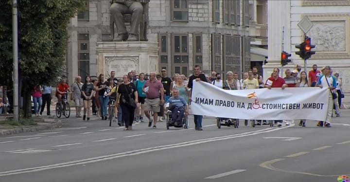 Родителите на децата со посебни потреби од цела Македонија излегоа на протест пред Владата