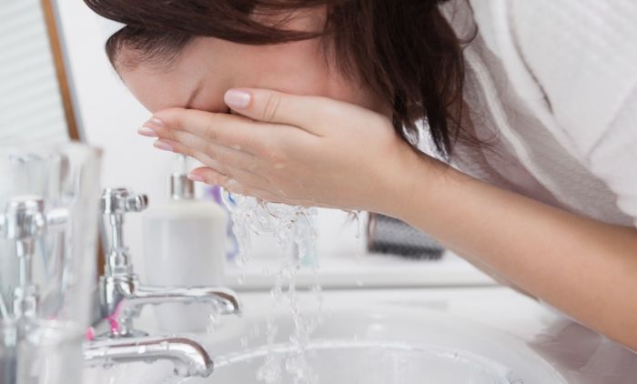 Дали трендот на миење на лицето со солена вода е корисно за кожата или не?