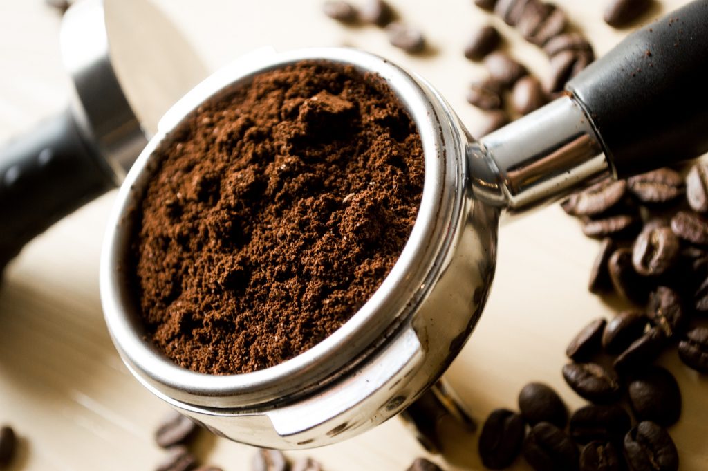 Четири предлози како да го искористите талогот од кафе во домаќинството