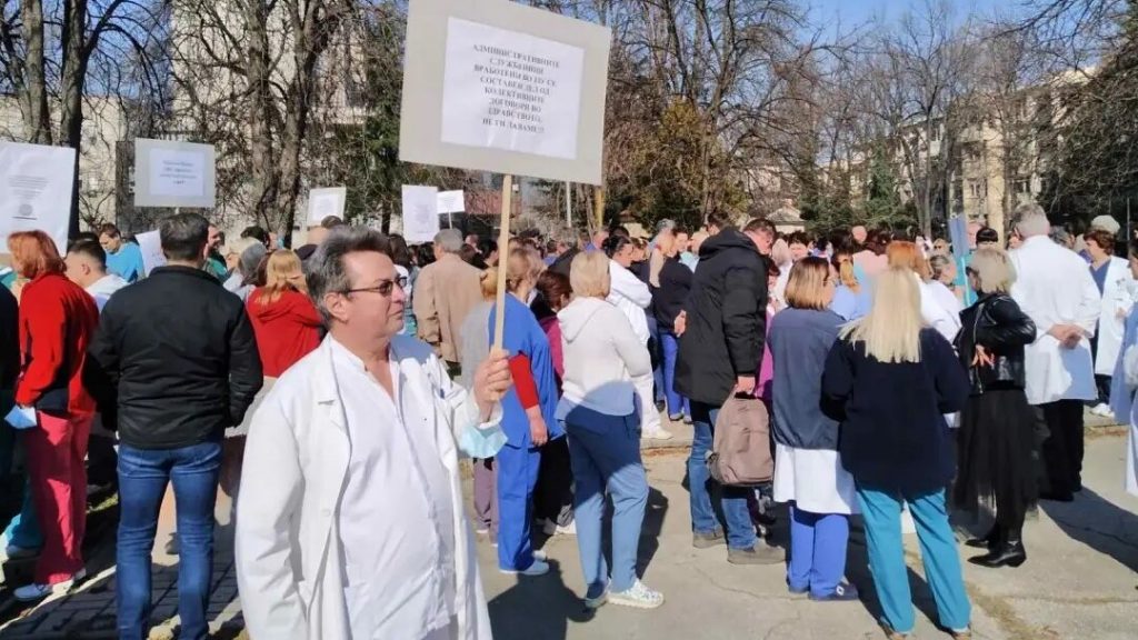 Независниот синдикат на здравствени работници и административно-технички персонал излезе на протест