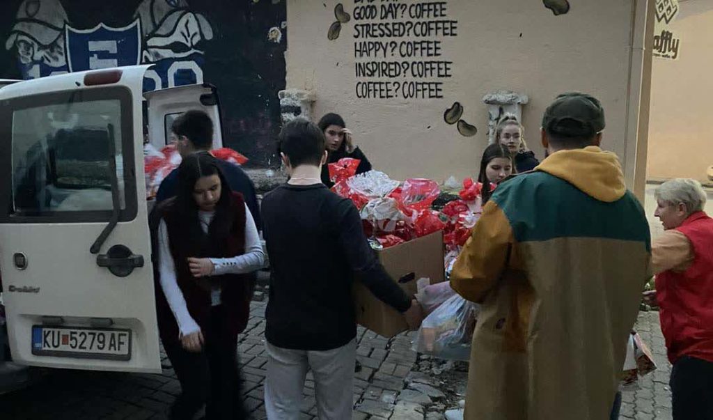 Учениците од Гимназијата „Гоце Делчев“ донираа 280 новогодишни пакетчиња