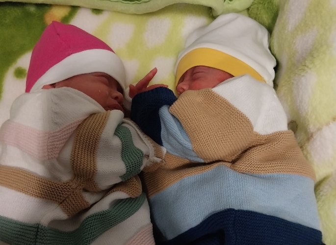 Убава вест: Близначиња родени со 900 и 940 грама си заминаа дома како здрави бебиња – запознајте ги Марија и Василиј