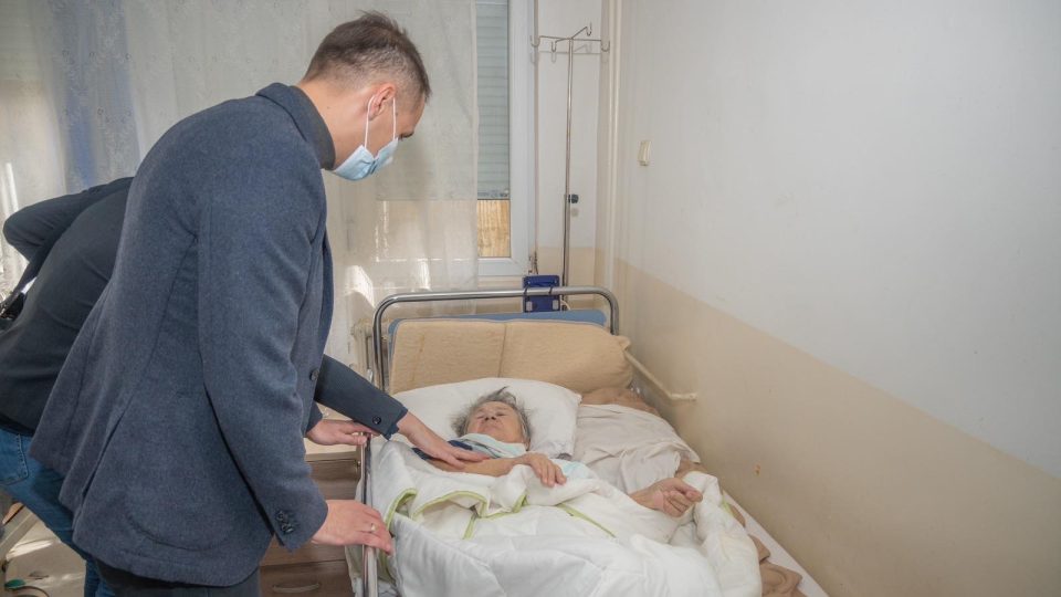 Само 8 негувателки на 150 сместени во Домот за стари лица во Куманово, открива министерот Велковски