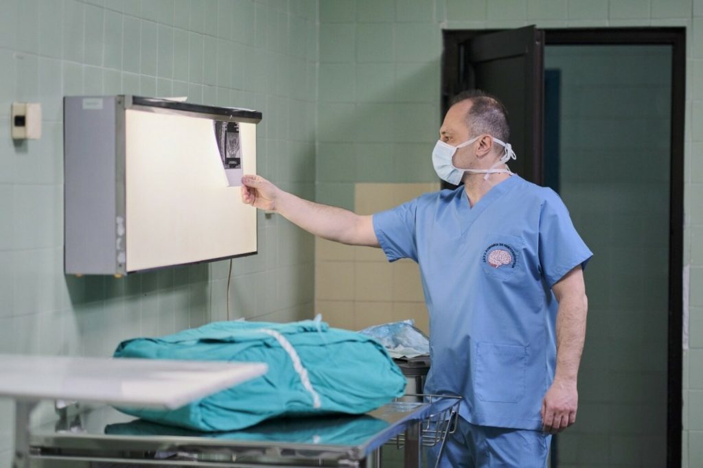 Неврохирургот Филипче со снимени операции пренесува свои искуства на идните неврохирурзи