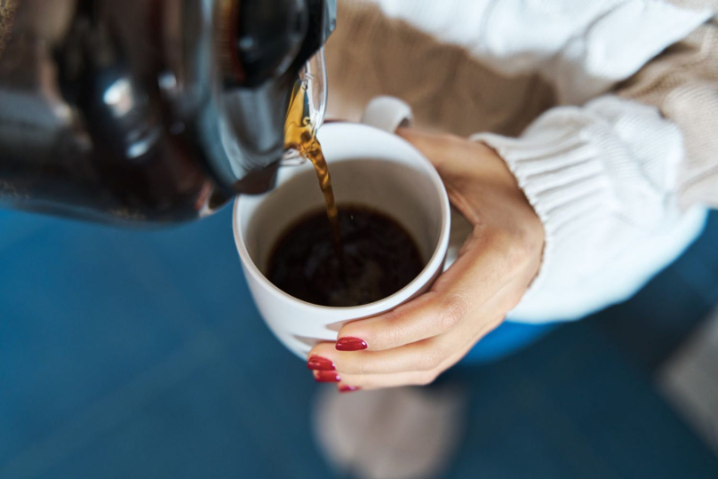 Како е поврзано пиењето кафе со ракот на дебело црево?