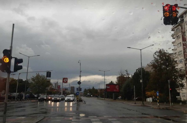 Променливо облачно со сончеви периоди, попладне во западните делови дожд и снег на планините